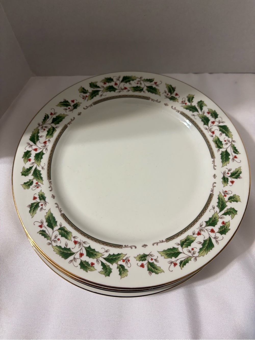 Royal Limited porcelain 8” dinner plate Holly Holiday pattern